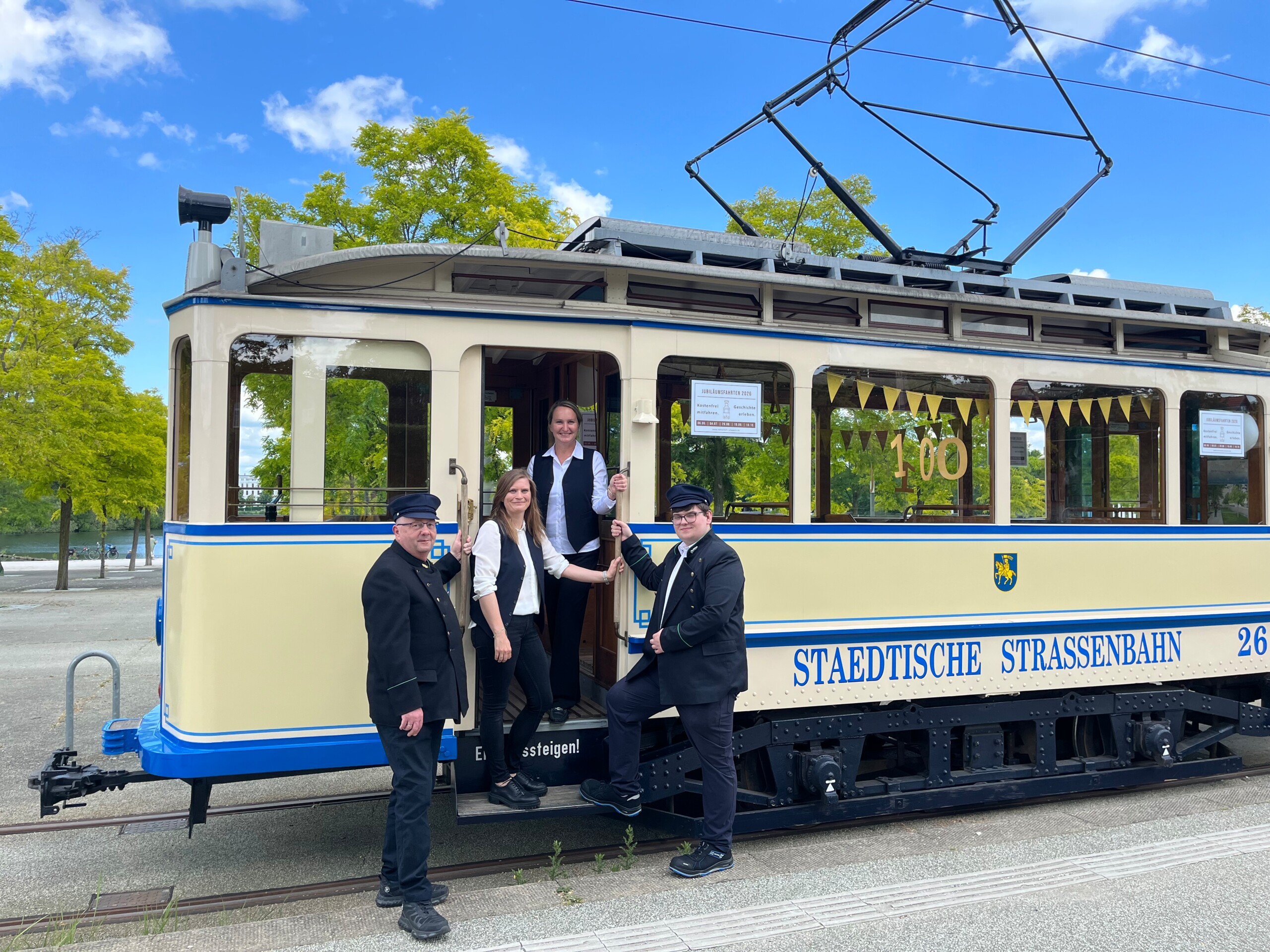 kurzes Lastenfahrrad am Baumstamm