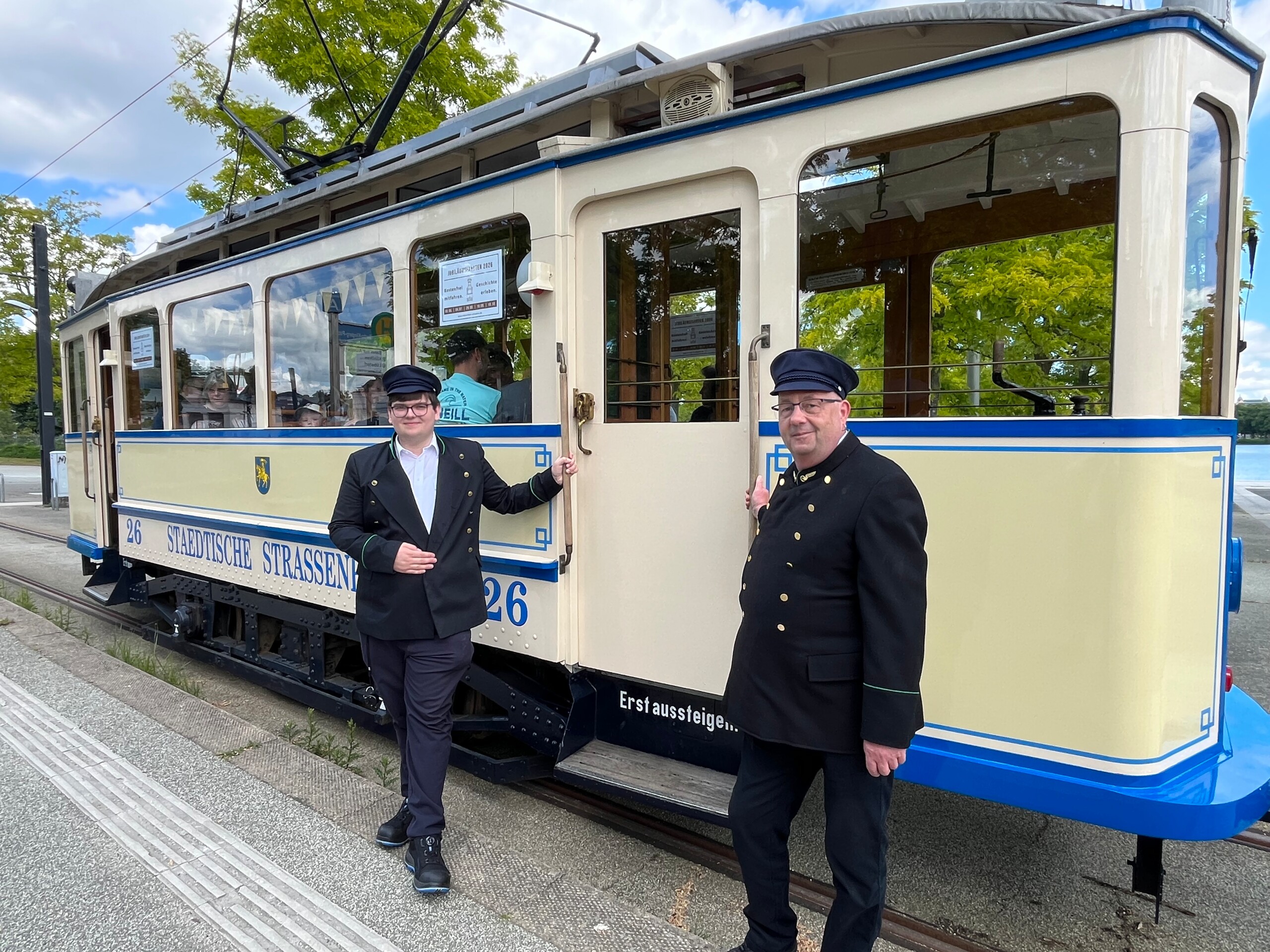 kurzes Lastenfahrrad am Baumstamm