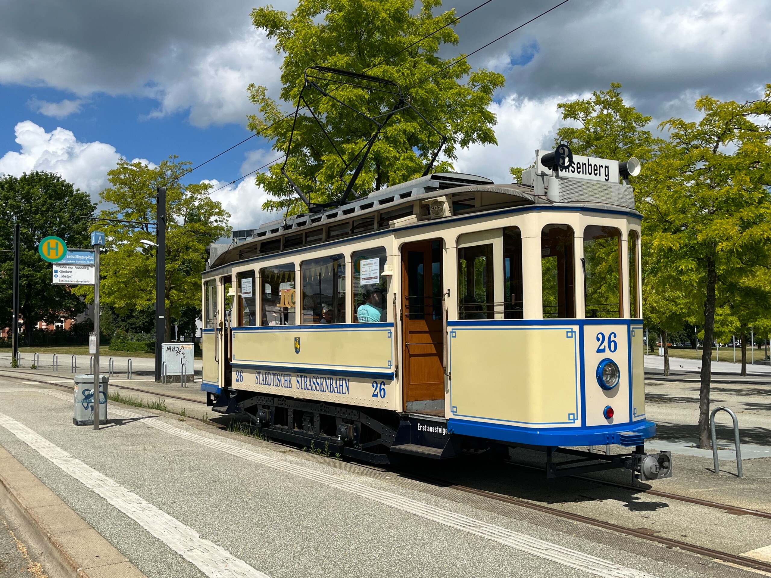 ein Lastenfahrrad am Baumstamm